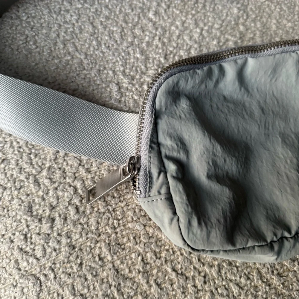 Lululemon Everywhere Belt Bag - Picture 5 of 8